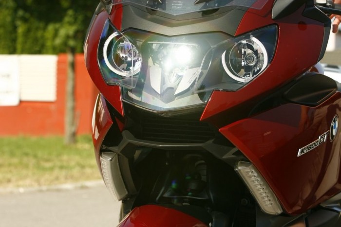 Hathengeres BMW 6,2 millióért 6 | Vezess Gonosz rovar angyalszemmel: a BMW autók fénygyűrűje a motorra is felköltözött