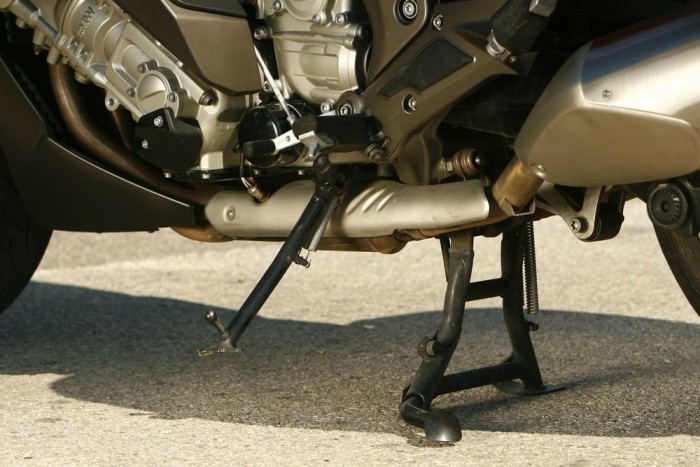 Hathengeres BMW 6,2 millióért 9 | Vezess Az oldalsztender beállítása kifogástalan, a középtámaszra viszont nagy erővel lehet csak fellendíteni a motort