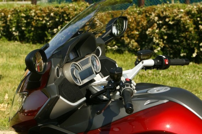 Hathengeres BMW 6,2 millióért 8 | Vezess Autókban megszokott szélességű műszeregység a kormány előtt