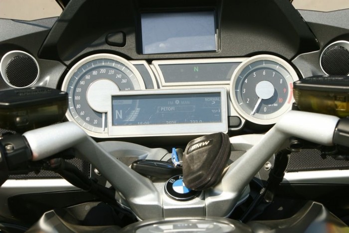 Hathengeres BMW 6,2 millióért 10 | Vezess A navi kicsit messze esik, de összességében igen jól áttekinthető a bonyolult műszerfal