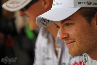 F1: Rosberg az élen, Vettel a falban