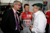 Allan McNish (középen) Jackie Stewarttal és Rupert Stadler Audi-főnökkel