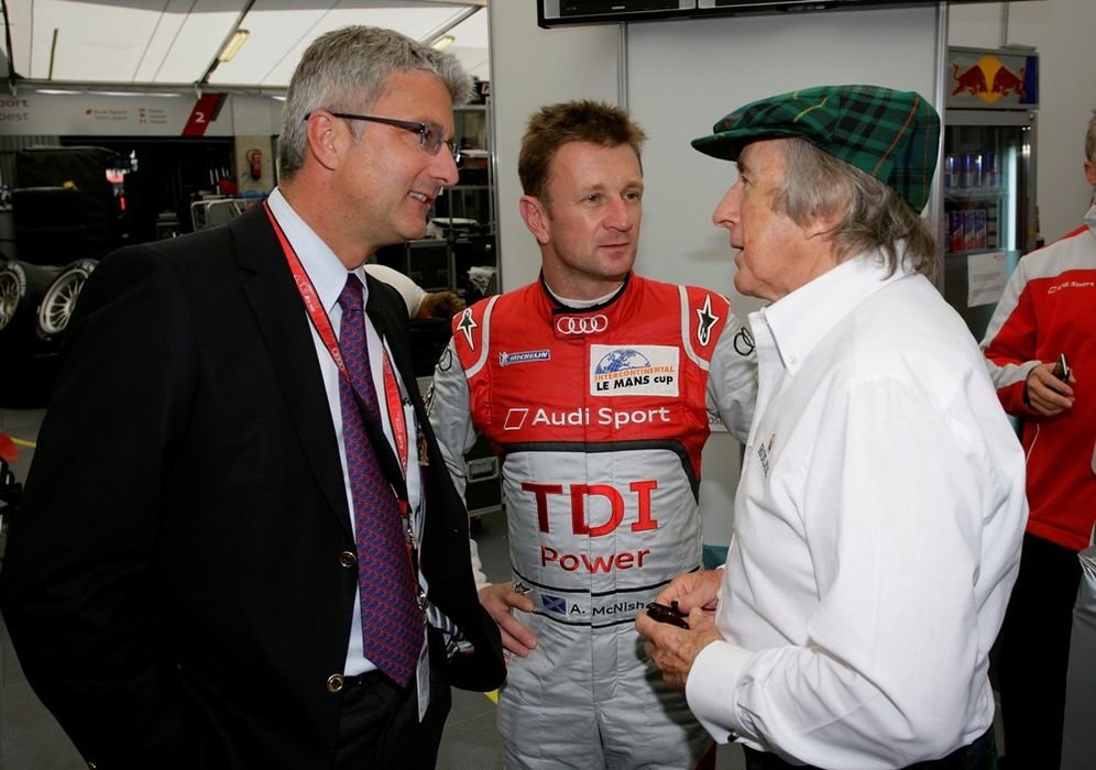 Allan McNish (középen) Jackie Stewarttal és Rupert Stadler Audi-főnökkel