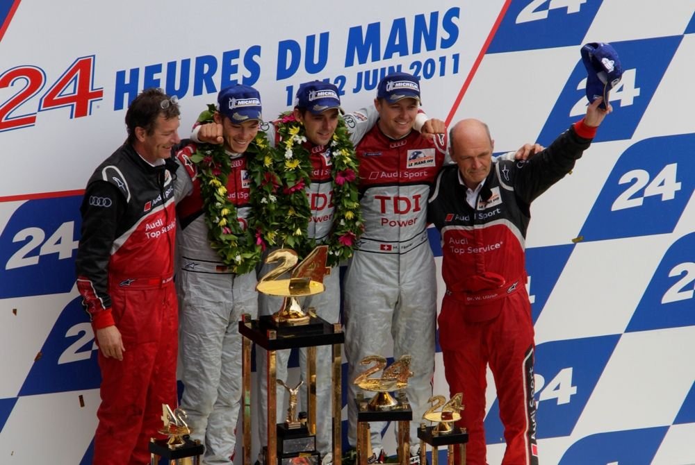 Az Audi győztes triumvirátusa, Lotterer, Tréluyer, Fässler és Wolfgang Ullrich csapatfőnök a Le Mans-i dobogón