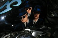 Blues Brothers imádat nyomai egy HD tankon