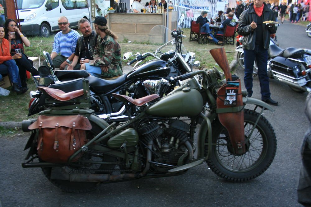 A tokban Thompson, katonai Harley-Davidson lengyel tulajdonssal
