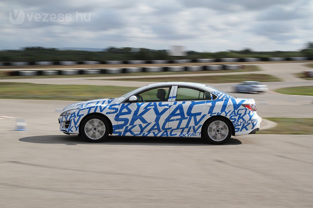 Forradalom, mert a Mazda szinte az alapjaitól építette újra dízel és benzinmotorjait, és vértelen, mert egyelőre nincs szó elektromos, vagy éppen hibrid Mazdák tömeges megjelenéséről