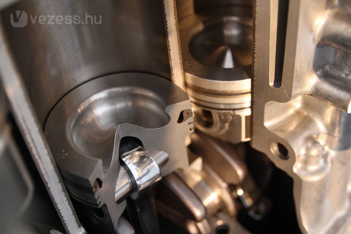 Széthasogatott dízelmotor és az új, könnyebb dugattyú