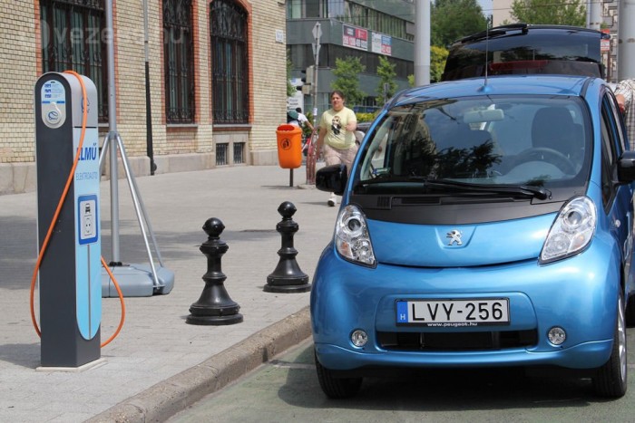 Ingyen tankolás Budapesten 5 Buszsávhasználattal és ingyenes parkolással illene segíteni a kevésbé környezetszennyező autók terjedését az önkormányzatoknak és az államnak