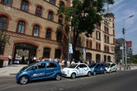 Egy lépés a helyes irányba az elektromos járművek terjedését segítő E-community létrehozása. Tízmillió forintot meghaladó ára miatt a Citroën C-Zero, a Mitsubishi i-MIEV és a Peugeot iOn nehezen tud elterjedni, pedig érett és jó autók