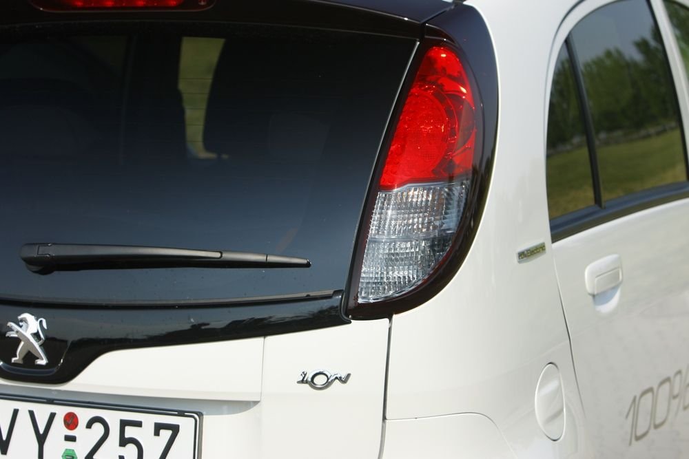 A Peugeot a hátsó lámpát is megváltoztatta. Az oroszlán ez elektromos autóban fehér betétet visel