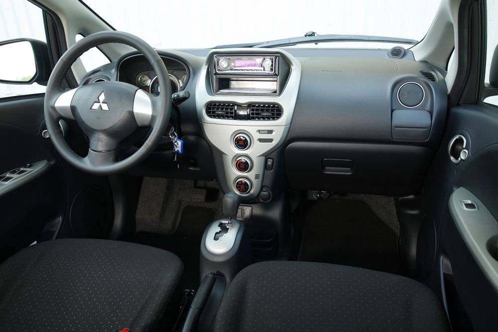 A Mitsubishiben más a rádió, mint a franciákban, a váltókarnak pedig van két extra takarékos állása