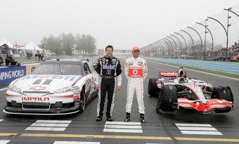 Videó: Hamilton a NASCAR-bajnok kocsiját vezeti