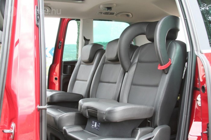 Feláras a beépített gyermekülés. Ha nem kell, nem foglal helyet, de mindig velünk van