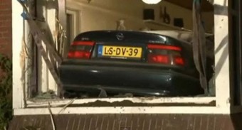 Szülei nappalijába hajtott a felbőszített fiú