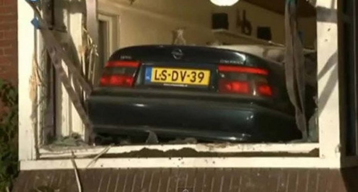 Szülei nappalijába hajtott a felbőszített fiú