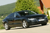 Kár, hogy Magyarországon a fekete nagy Audi intézményéhez társul néhány kellemetlen képzettársítás, ez elrontja a szám ízét, hiába csodaszép a kocsi