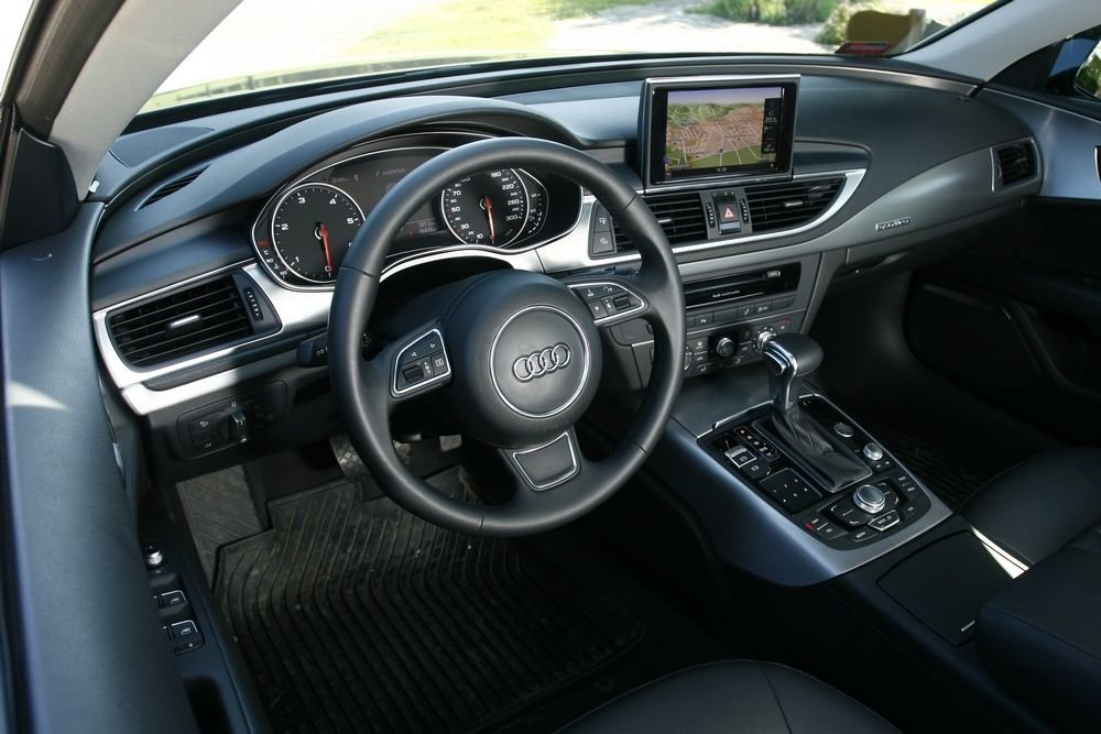 Fekete belsővel sivár hangulatot, de kristályosan tapintható minőséget nyújt az Audi A7