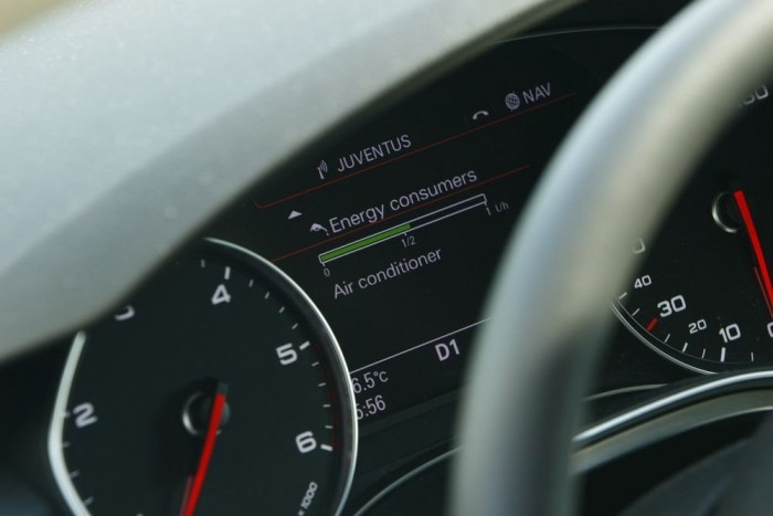 Vicces egy ekkora luxuskocsiban a takarékossági információ, de ilyen időket élünk