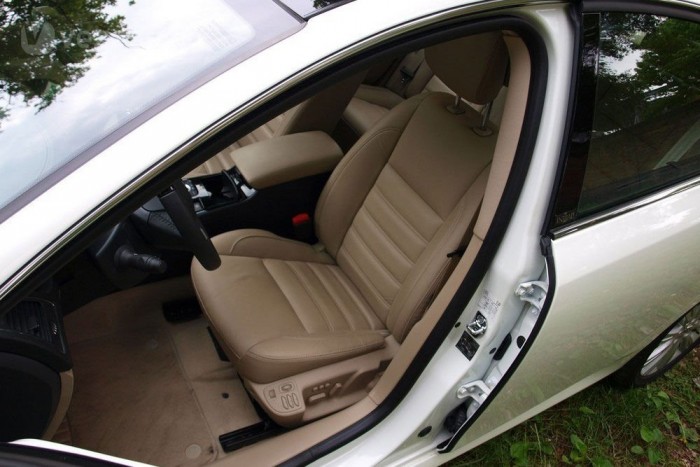 Renault Latitude 3.0 dCi V6 – Alsóbb szintű luxus 4 Látványra kényelmes. Magasabbaknak azonban rövid az ülőlap, én nem találtam meg benne az ideális pozíciót