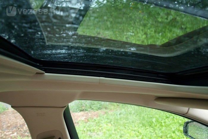 190 centiméteres magasság fölöttieket hidegen hagyja a világos utastér, hiszen a fejük a tetőt verdesi