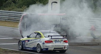 Búgócsigaként pörgött a balesetes Camaro