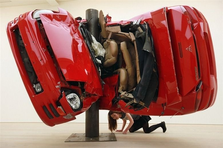 A Londonban nyílt kiállításán két ripityára tört autóval fejezi ki művészi gondolatait. Egy vörös Mitsubishu Eclipse és egy Fekete Hyundai Tiburon várja a mondanivalóban elmélyedni szándékozó nézősereget.