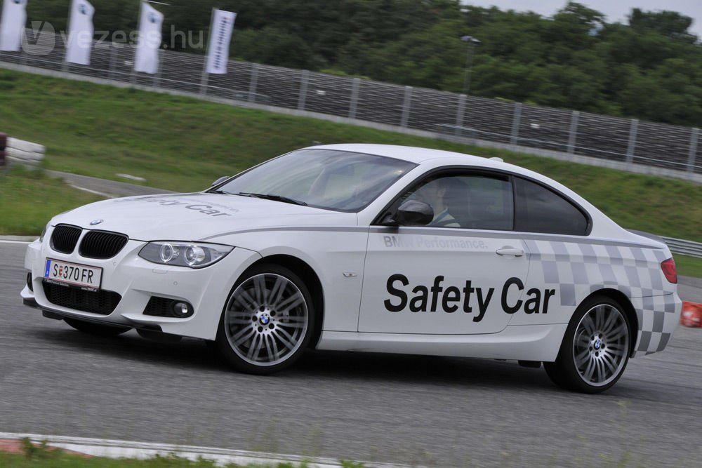 Érdemes volt megküzdeni a 335i kulcsáért. 306-ról 326 lóerőre növelhető a teljesítménye