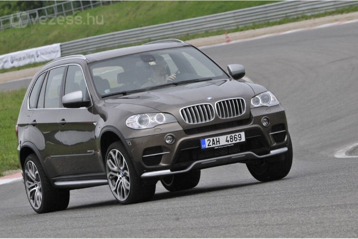 Minden elemet a márkaszervizek építenek be, új autókba átadás előtt