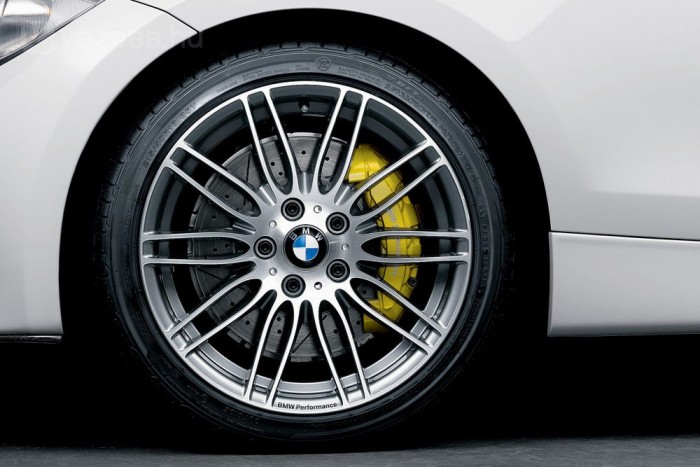 Nincsenek megkötések, egy harmatgyenge 316-ire is vehetsz hatdugattyús féket