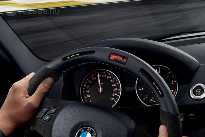 Köridőt mutat a sportkormány és jelzi a váltási fordulatszámhatár közeledtét