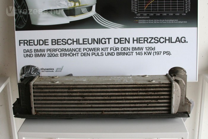 Kevés a chip: új motorvezérlés, más motorelektronika, 600 W-ra emelt teljesítményű hűtőventilátor, a képen látható töltőlevegő-hűtő is része a gyári dízeltuningnak. Automata autókban a hidrodinamikus nyomatékváltót is cserélik