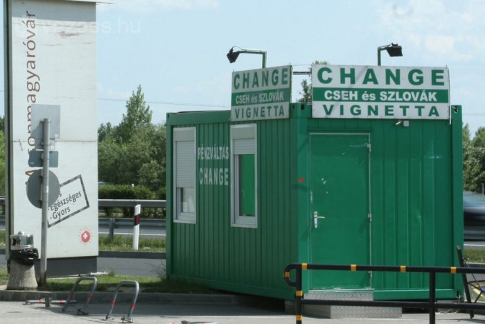 445 forintos benzinár: sajnos nem vicc 8 | Vezess Kevesebbe kerül a szlovák és a cseh úthasználati díj, mint a magyar. Figyelni kell rá, hogy a fejlett hazai elektronikus rendszerben elég megváltani a jogot, de a legtöbb országban még a levonót kell felragasztani a szélvédőre, az előírt módon