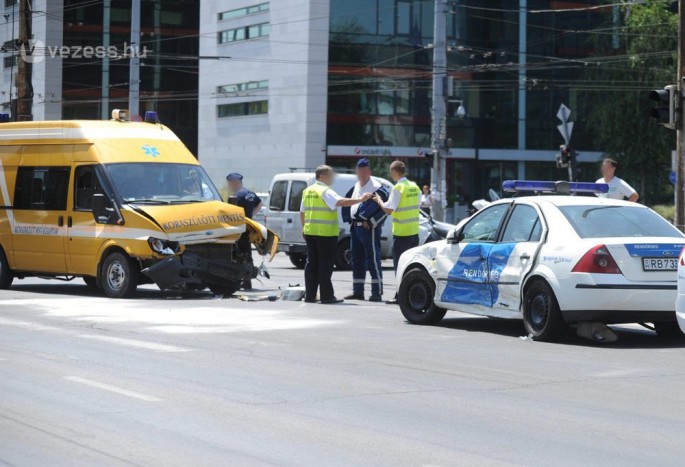 Rendőrautó karambolozott mentőautóval