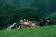 Mansell legelső F1-es autóját, az 1980-as Lotus 81-est vezethette