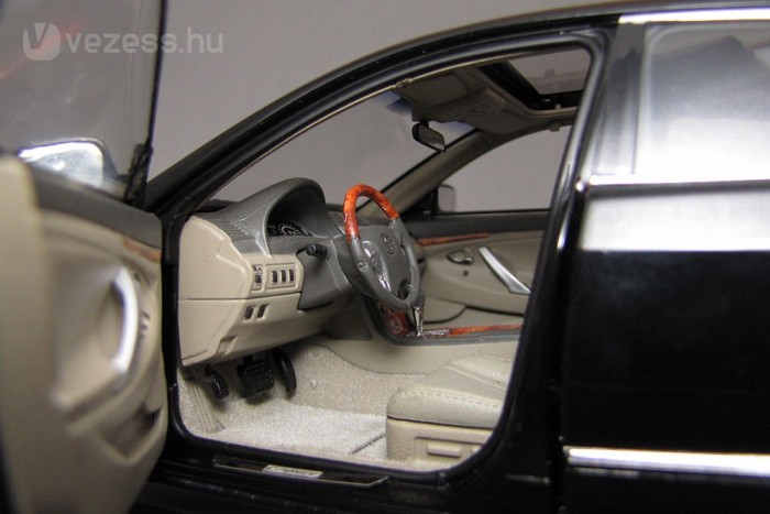 Minőségi kínai autó 7 | Vezess A műszerfal és az ajtókárpitok teteje sötét tónusú, az anyagok parádésak