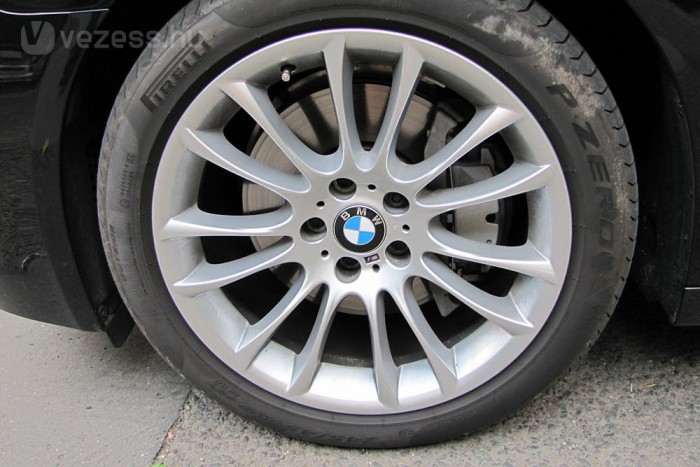 19-es, M-es felnik mögött hatalmas fékek