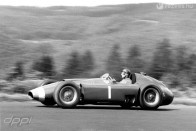 A Maestro a szépséges Maserati 250F volánjánál (1957)