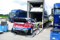 Az európai versenyekre kamionban érkeznek a versenyautók