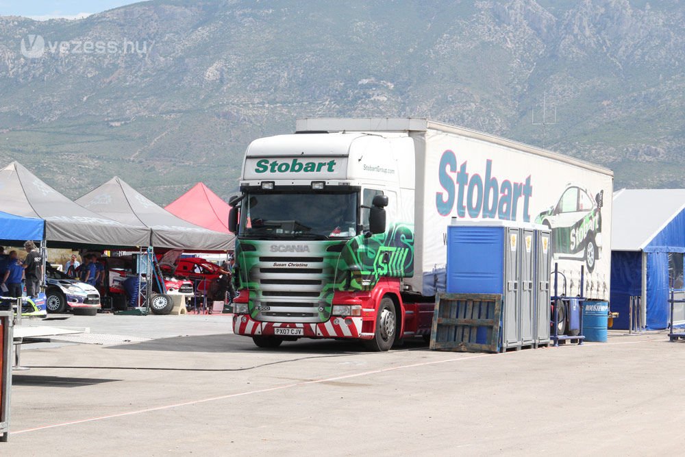 A Stobart csapat névadója az egyik legnagyobb szállítmányozó, amely a fuvarozásban is segít
