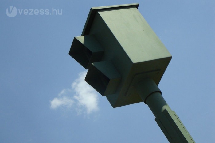 Albánia 40, Lengyelország viszont nappal 60 km/órás sebességet engedélyez lakott területen. A többi országban 50 a limit