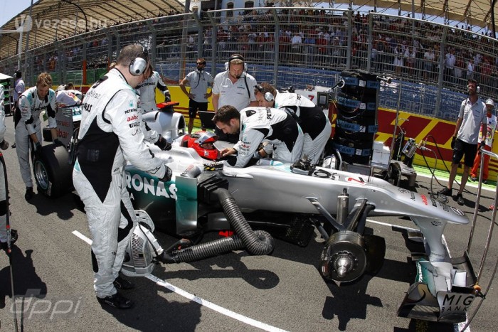 F1: Schumi az év végén mehet?