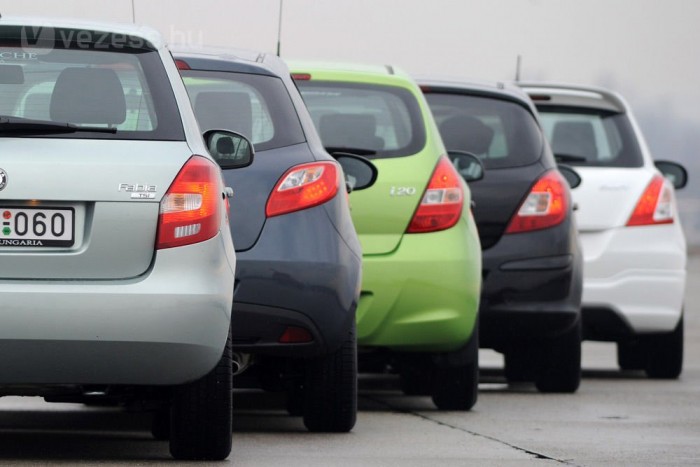 Ha a kisebb autók rovására csökkentik a nagy hengerűrtartalmú autók regisztrációs adóját, lehet, hogy nem a 3000 köbcenti feletti autók térnek át magyar rendszámra, hanem az átlagautók tulajdonosai fontolják meg a szlovákiai forgalomba helyezést