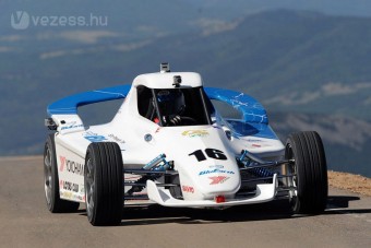 Hangtalan csúcstámadás