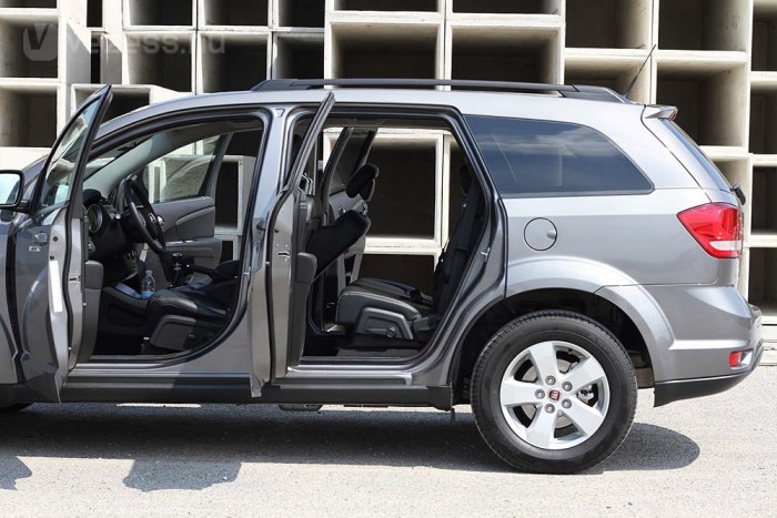 Kis híján 90 fokban nyílnak az ajtajai