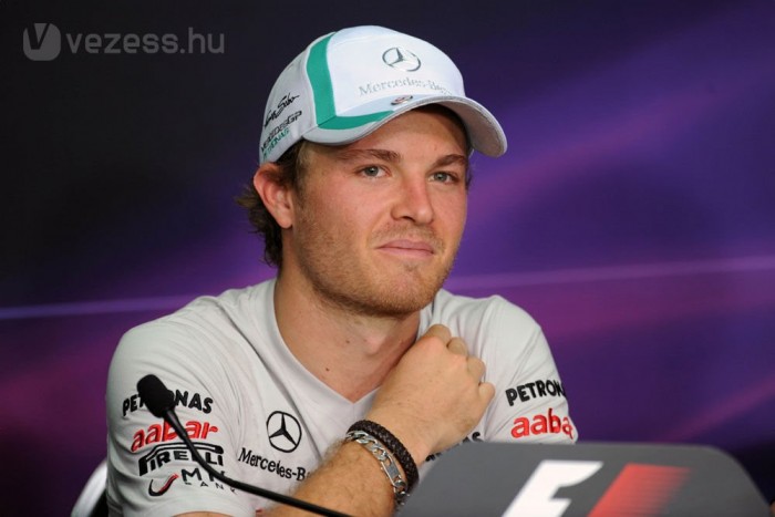 F1: Rosberg felhúzta a női focistákat
