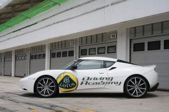 Vezettük a Lotus Evora S változatát 6 | Vezess 210 ezer forintért egy napig nyüstölhetjük az angol gépet.