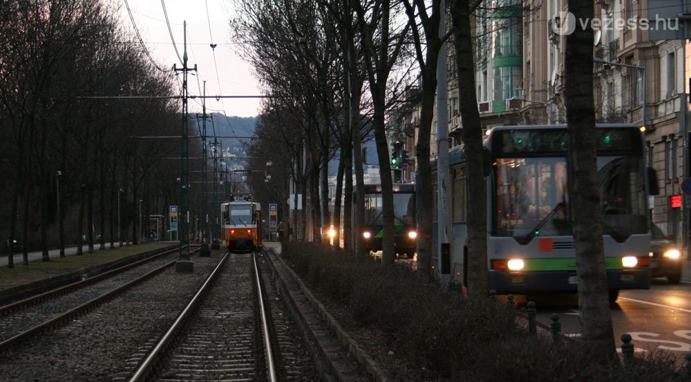 Mínusz egy sáv az autósoktól, pedig ott a villamos