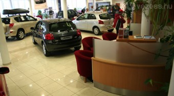 Jól fogy a kamion, ímmel-ámmal az autó, sehogy a motor