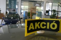 Jól fogy a kamion, ímmel-ámmal az autó, sehogy a motor 214